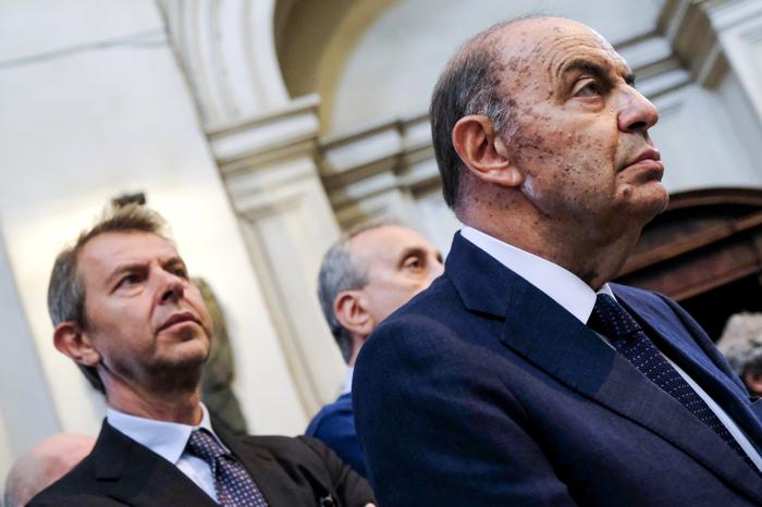 Vespa e Giorgino ai funerali di Franco Di Mare (LaPresse) Vespa e Giorgino ai funerali di Franco Di Mare (LaPresse)