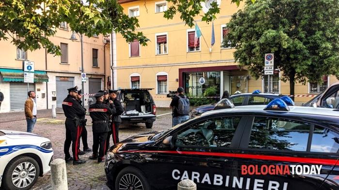 Foto della sede della polizia locale di Anzola dove una vigilessa è morta