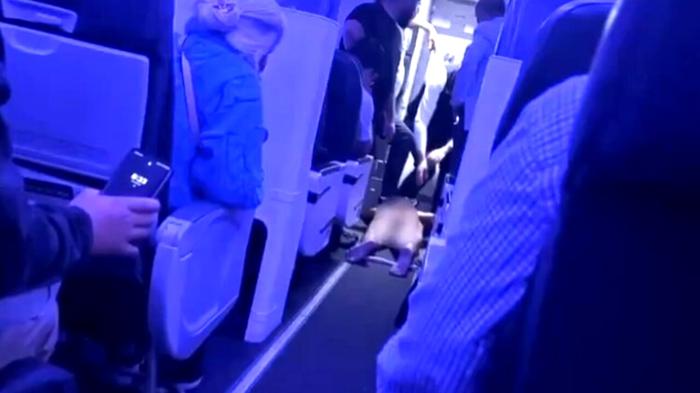 Incidente aereo: passeggero si spoglia in volo