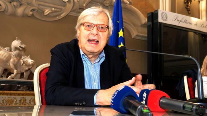 Il ritorno di Vittorio Sgarbi: candidato alle elezioni europee con Fratelli d’Italia