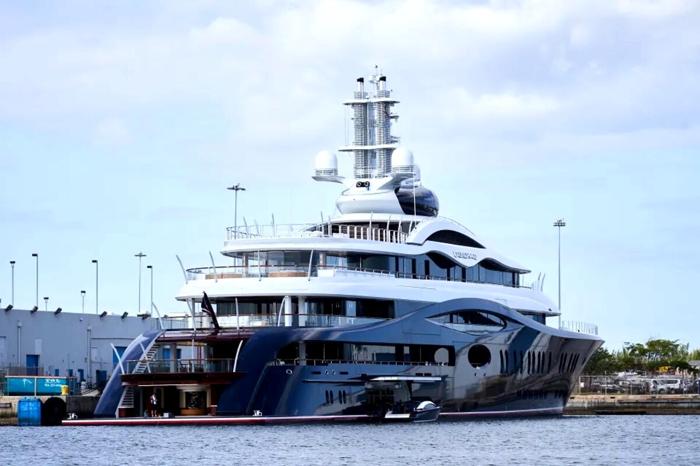 Lo yacht di Mark Zuckerberg costa 300 milioni di dollari, foto The U.S. Sun yacht Mark Zuckerberg-3