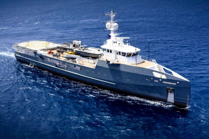 Accanto allo yacht c'è una nave di supporto, foto Luxurylaunches yacht Mark Zuckerberg-7