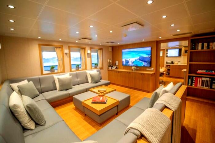 Gli interni della nave di supporto, foto Luxurylaunches yacht Mark Zuckerberg-8
