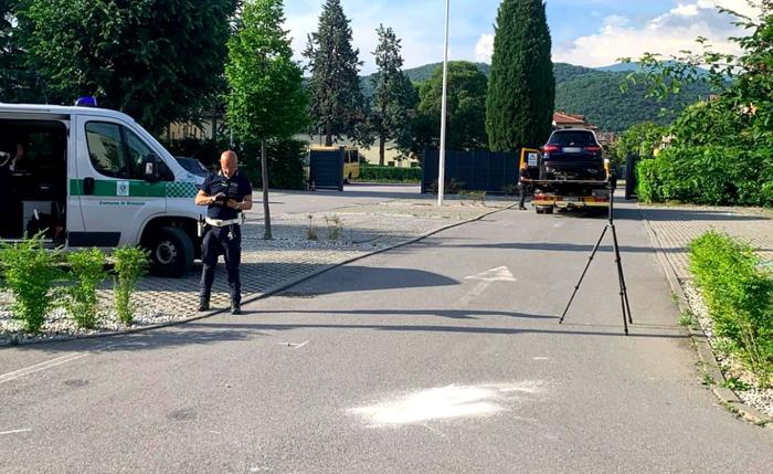 La polizia locale sul luogo dell'incidente per i rilievi necessari. Foto BresciaToday bambina morta asilo foto bresciatoday2