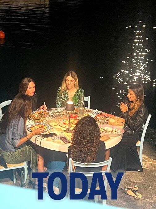Ilary Blasi con la sorella Melory e le amiche blasi 1-2