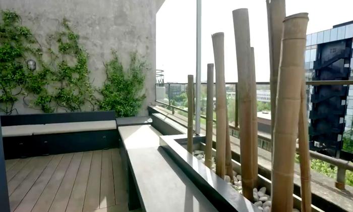 Il terrazzo ha arredi grigi e piante rampicanti, foto MTV Cribs Italia casa giulia salemi-10
