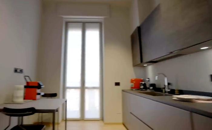 La cucina ha uno stile essenziale, foto MTV Cribs Italia casa giulia salemi-5