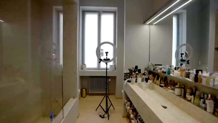 Il bagno ha linee essenziali, foto MTV Cribs Italia casa giulia salemi-8