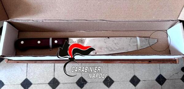 Il coltello usato dal rapinatore Il coltello usato dal rapinatore