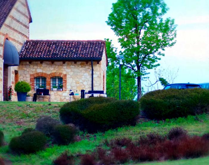 Il casolare ha uno stile rustico, foto Netflix dove vive roberto baggio-6