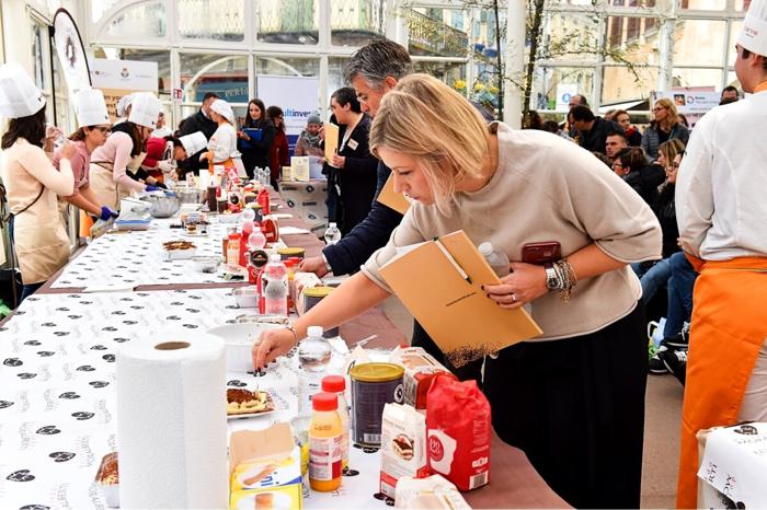 I giudici assaggiano i tiramisu durante la Tiramisu Wordl Cup I giudici assaggiano i tiramisu durante la Tiramisu Wordl Cup