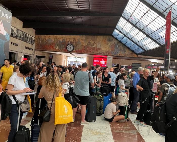 I passeggeri bloccati alla stazione. Foto FirenzeToday I passeggeri bloccati alla stazione. Foto FirenzeToday