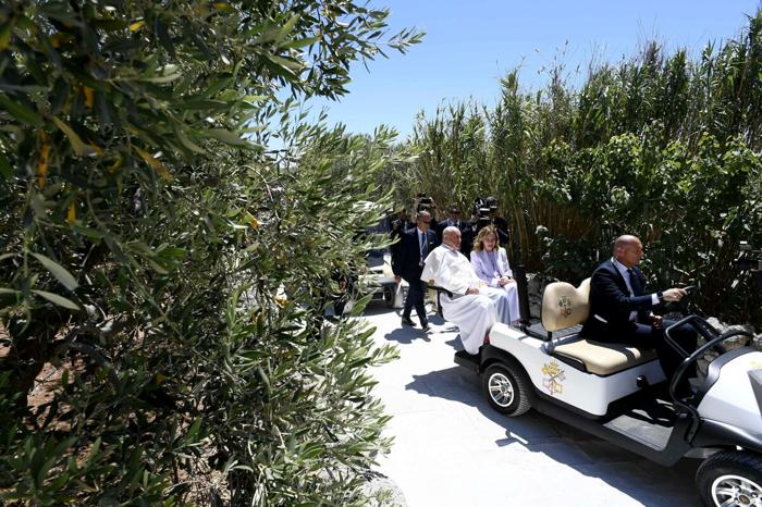 Il Papa accolto dalla premier Meloni, Vatican Media-LaPresse Il Papa accolto dalla premier Meloni, Vatican Media-LaPresse