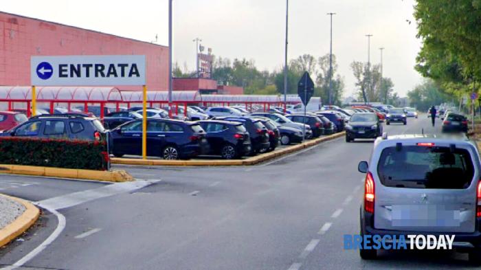 Il parcheggio di fronte al supermercato Rossetto a Rezzato Il parcheggio di fronte al supermercato Rossetto a Rezzato