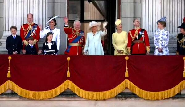 Il saluto dal balcone di Buckingham Palace-2 Il saluto dal balcone di Buckingham Palace-2