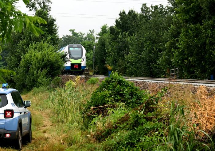 Il treno che ha travolto la coppia. LaPresse Il treno che ha travolto la coppia. LaPresse
