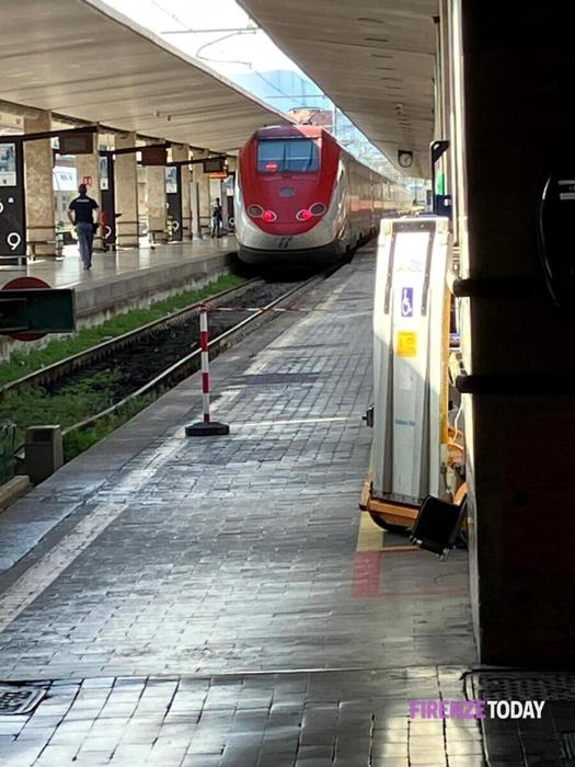 Il treno fermo a Santa Maria Novella Il treno fermo a Santa Maria Novella