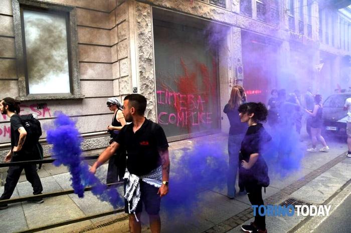 La filiale di Banca Intesa imbrattata dagli attivisti pro Palestina durante il corteo (foto: TorinoToday) Foto della filiale di Torino di Banca Intesa imbrattata dagli attivisti pro Palestina durante il corteo