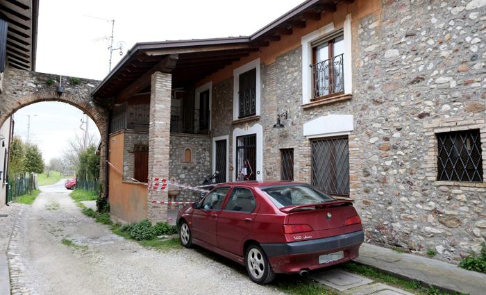 L'Alfa Romeo 146 amaranto usata da Cristian Catalano, parcheggiata fuori dall'appartamento. LaPresse L'Alfa Romeo 146 amaranto usata da Cristian Catalano, parcheggiata fuori dall'appartamento. LaPresse-4
