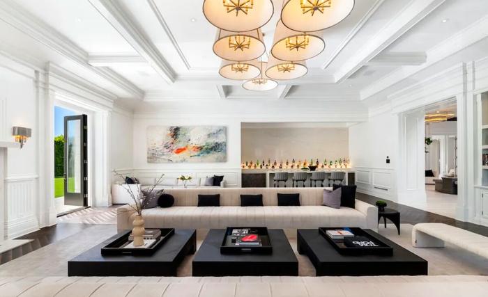 La casa è dotata di un angolo bar, foto di realtor.com casa jlo ben affleck