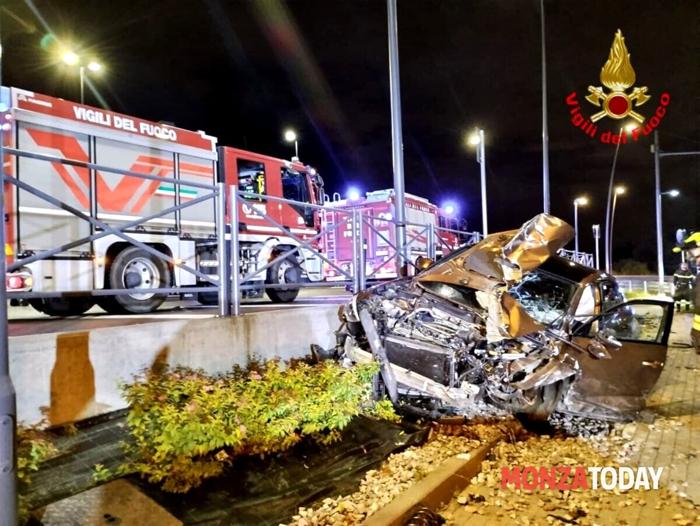 L'auto e i rilievi dei vigili del fuoco L'auto e i rilievi dei vigili del fuoco