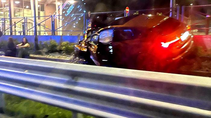 L'auto ritrovata alla rotatoria di Lesmo. Foto da MonzaToday L'auto ritrovata alla rotatoria di Lesmo. Foto da MonzaToday