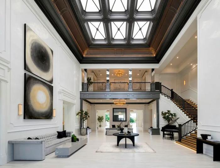 L'ampio ingresso della casa di Jennifer Lopez e Ben Affleck, foto di realtor.com casa jlo e ben affleck