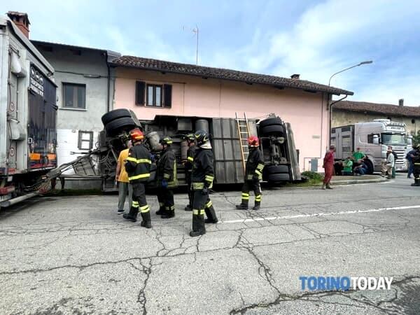 L'intervento dei vigili del fuoco dopo l'incidente a Pancalieri L'intervento dei vigili del fuoco dopo l'incidente a Pancalieri