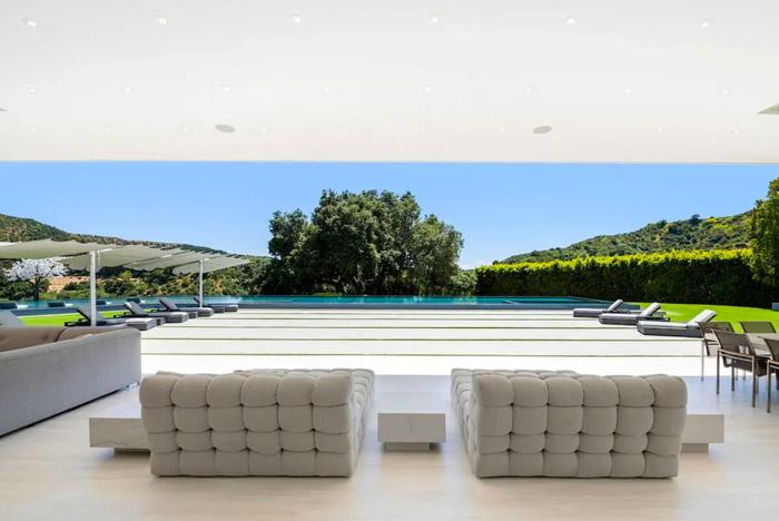 La casa di Jennifer Lopez e Ben Affleck è dotata di una piscina, foto di realtor.com casa jlo ben affleck