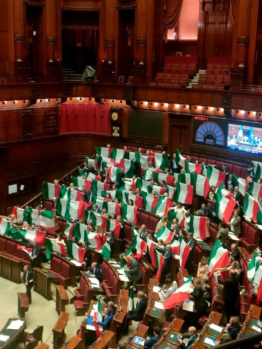 La protesta dai banchi dell'opposizione La protesta dai banchi dell'opposizione