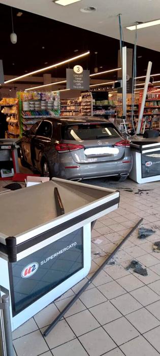 Le immagini del veicolo nel supermercato Le immagini del veicolo nel supermercato