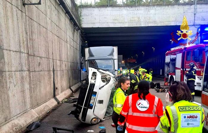 Le immagini dello schianto sulla tangenziale nord di Milano Le immagini dello schianto sulla tangenziale nord di Milano