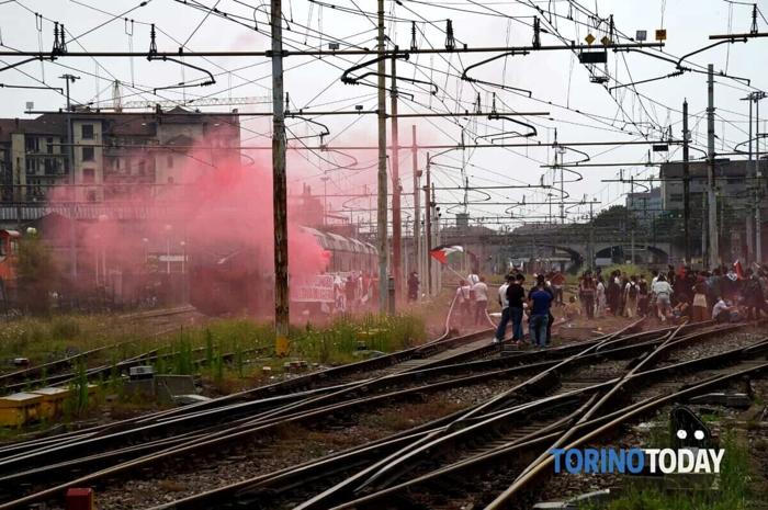 La stazione di Porta Nuova a Torino occupata dai manifestanti pro Palestina (foto: TorinoToday) La stazione di Porta Nuova a Torino occupata dai manifestanti pro Palestina