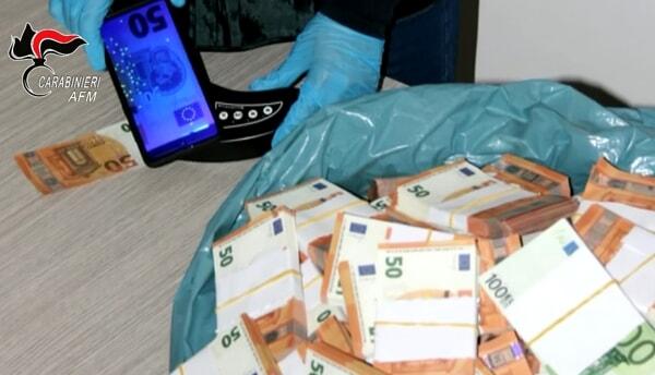 Frame da video carabinieri soldi falsi frame da video carabinieri 2-2