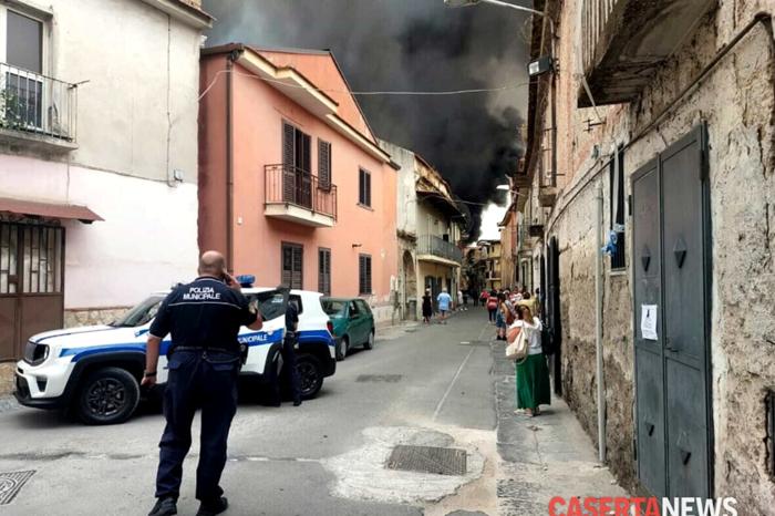 La colonna di fumo ad Aversa, foto di CasertaNews strade chiuse caserta news-2