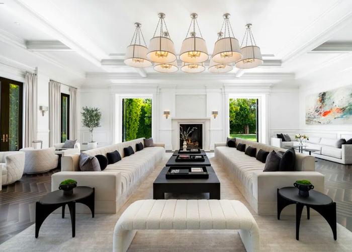 La sala con ampi divani, foto di realtor.com casa jlo ben affleck