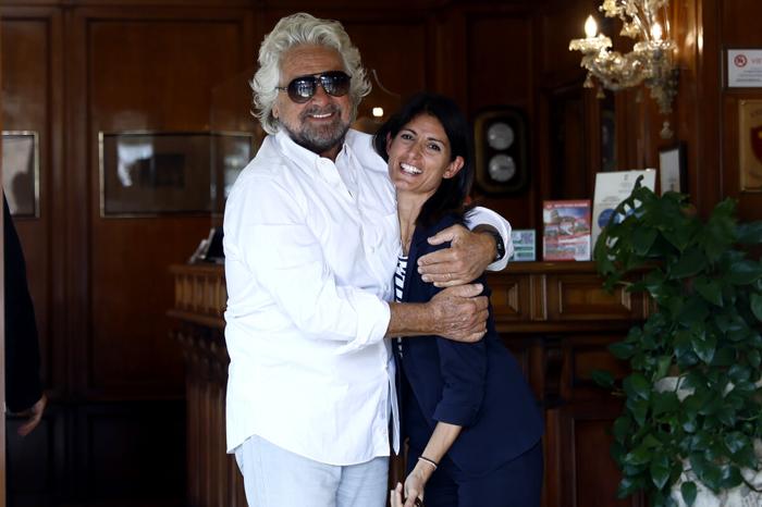 Beppe Grillo e Virginia Raggi (LaPresse) Virginia-raggi-beppe-grillo-lapresse