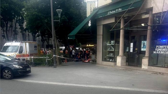 Incidente mortale a Parigi: automobilista ubriaco si schianta contro un bar