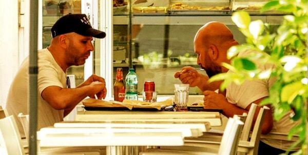 Checco Zalone e il fratello a pranzo fuori, foto da Chi-2 Checco Zalone e il fratello a pranzo fuori, foto da Chi-2