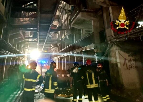 foto dei vigili del fuoco su X crollo scampia foto dei vigili del fuoco su X