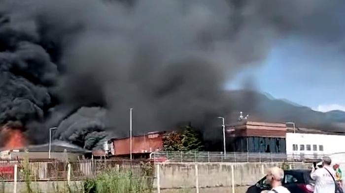 Incendio devastante allo stabilimento dolciario Abrosio a Striano