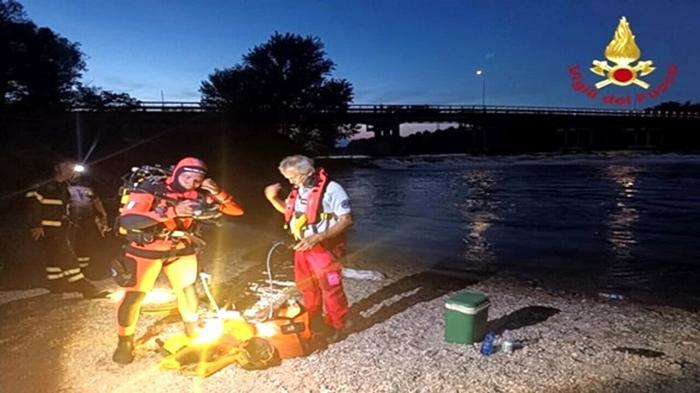 Le ricerche dei vigili del fuoco sul fiume Brenta Le ricerche dei vigili del fuoco sul fiume Brenta