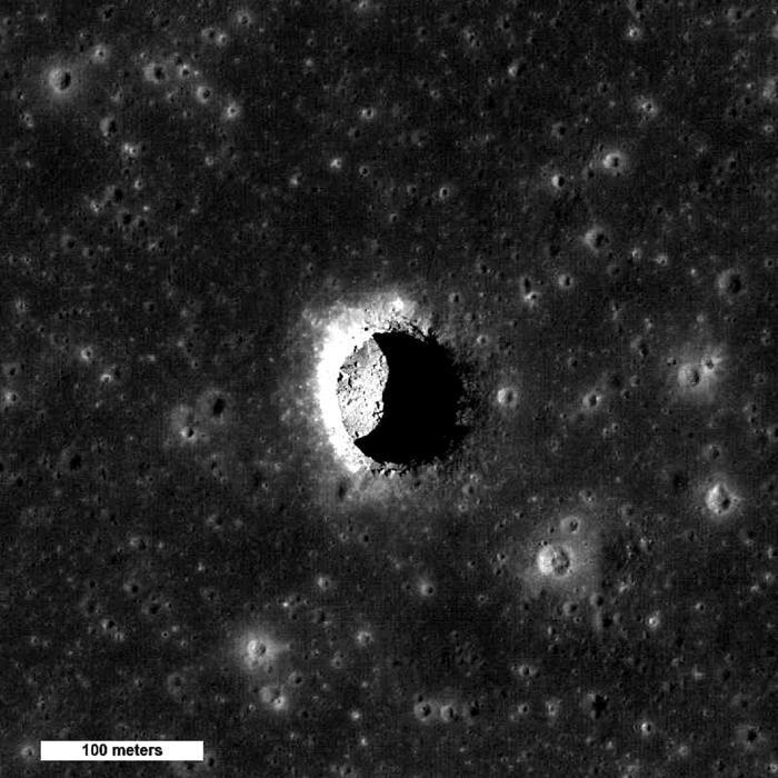 Immagine di un pozzo nel mare della Tranquillità, scattata dal Lunar Reconnaissance Orbiter nel 2012. Credit: Nasa/Gsfc/Arizona State University PIA13518