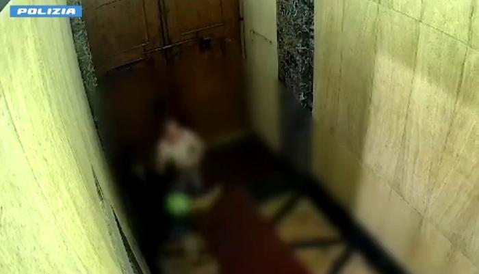 L'aggressore nell'androne del palazzo. Fermo immagine dal video della polizia di Milano rapina milano video polizia