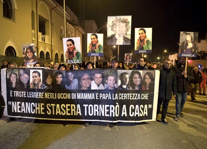 La fiaccolata per gli studenti morti nel terremoto de L'aquila del 2009 studenti morti aquila 2009