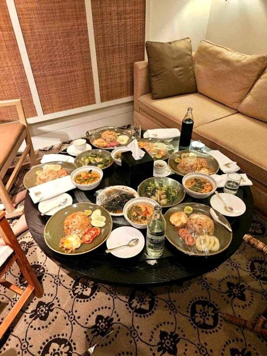 La tavola intatta nella suite dell'hotel (Foto Thai Police) La tavola intatta nella suite dell'hotel (Foto Thai Police)