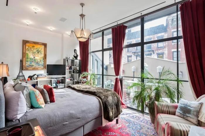 La camera da letto nell'attico di Tribecca, foto New York Post taylor-swift-tribecca