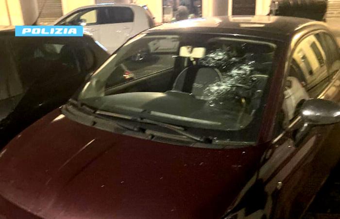 Una delle auto danneggiate dall'uomo Una delle auto danneggiate dall'uomo