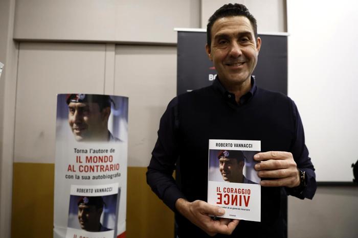Roberto Vannacci alla presentazione del suo ultimo libro Il coraggio vince (photo Cecilia Fabiano / LaPresse) Roberto Vannacci alla presentazione del suo ultimo libro Il coraggio vince
