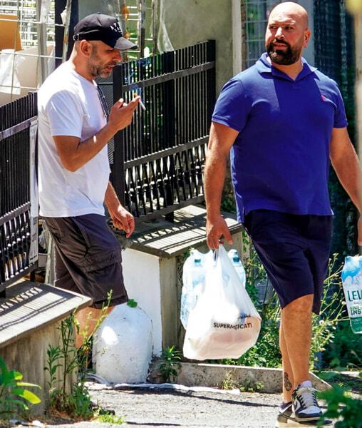 Zalone con il fratello, foto da Chi-2 Zalone con il fratello, foto da Chi-2